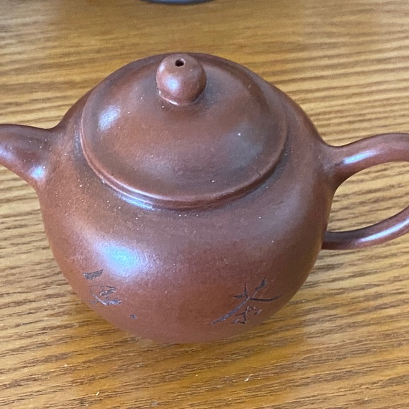 4 Miniature Teapots Cast Iron and Yixing Clay - Picture 11 of 15